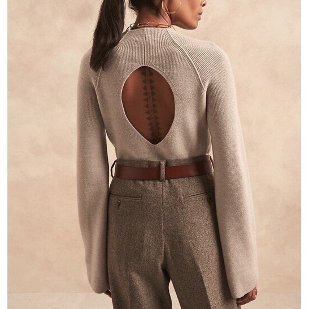 Banana Republic 100% Merino Wool Sweater M Beige Keyhole Minimalist Luxury READ*